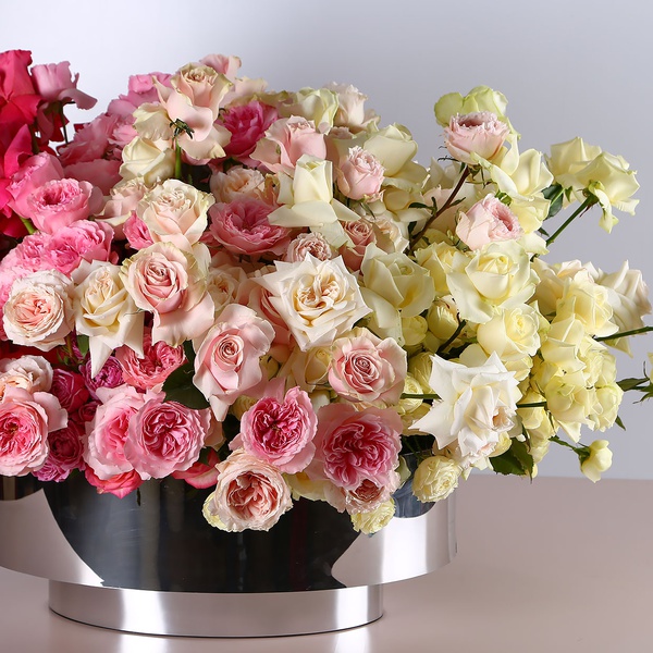 Цветочная композиция градиент из роз