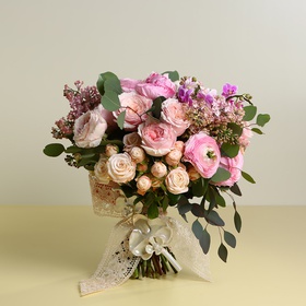 Bouquet with garden roses and phalaenopsis