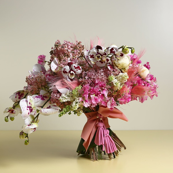 Fragrant bouquet of lilac and latirus