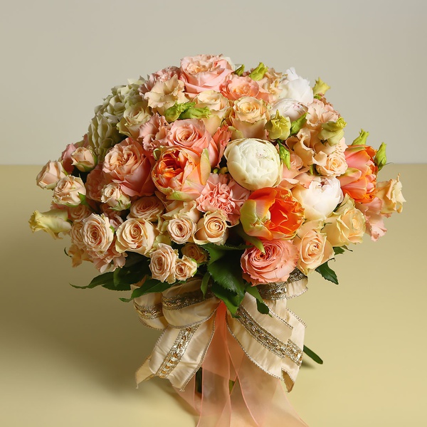 Bouquet white-peach tones with roses
