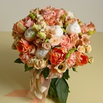 Bouquet white-peach tones with roses