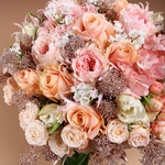 Bouquet in peach-pink tones