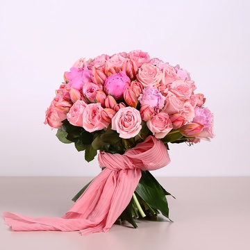 Classic bouquet of pink flowers