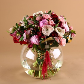 Яркий букет из роз и тюльпанов