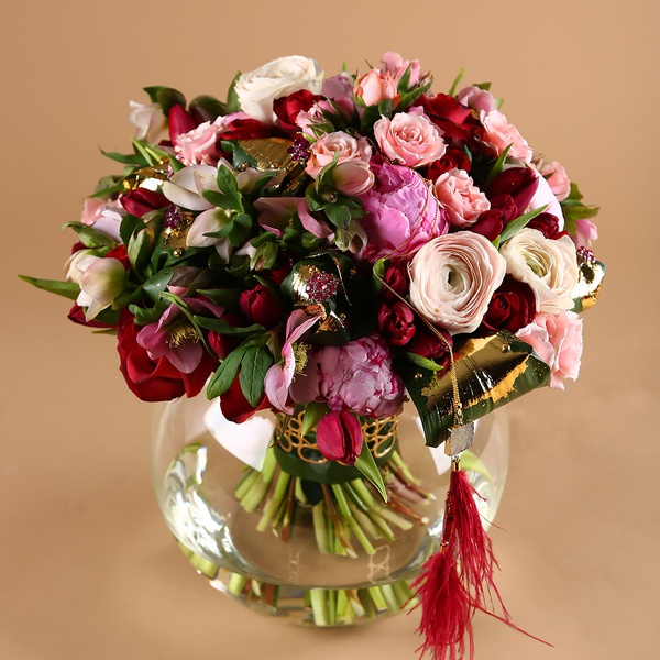 Яскравий букет з троянд та тюльпанів