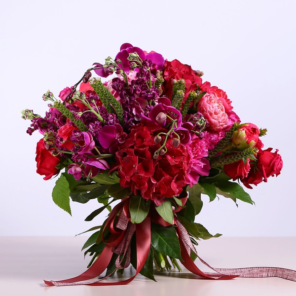 Bouquet in shades of raspberry with hydrangea