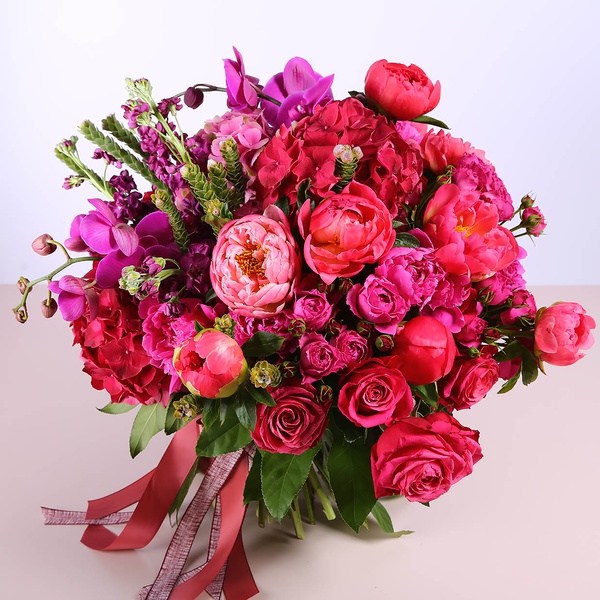 Bouquet in shades of raspberry with hydrangea