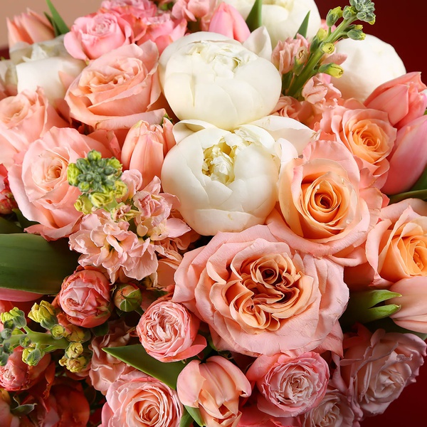 Prefabricated bouquet with peach roses