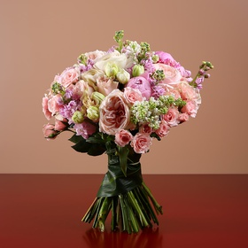 Prefabricated bouquet in pink tones with mattiola