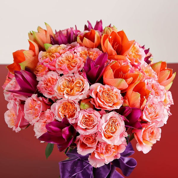 Bouquet in peach tones with turmeric