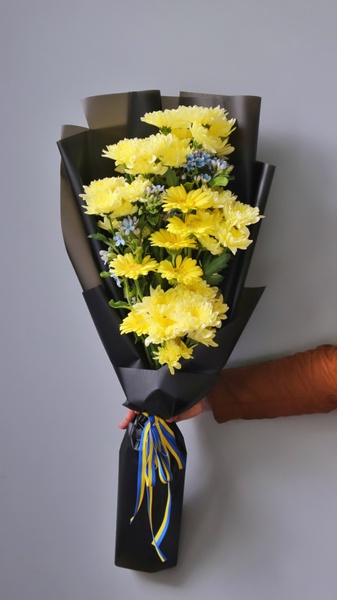 Bouquet of yellow chrysanthemum and oxypetalum