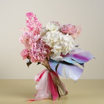 Bouquet of hydrangeas white-pink