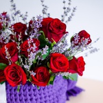 Червона троянда з лавандою в плетеній коробці