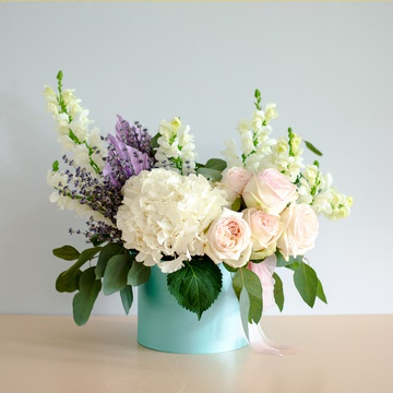 Flowers in a hatbox with hydrangea and lavender
