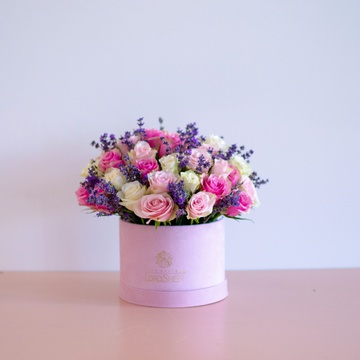 Roses and lavander in a hat box