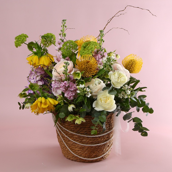 The luxurious “Floral Symphony” basket