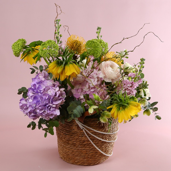 The luxurious “Floral Symphony” basket