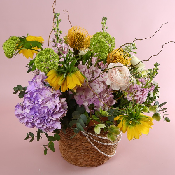 The luxurious “Floral Symphony” basket