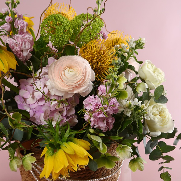 The luxurious “Floral Symphony” basket