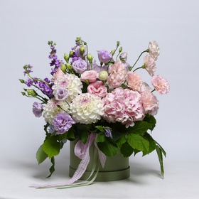Arrangement in a hat box with dahlias