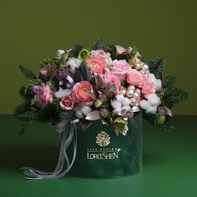 Winter composition of roses and ranunculus