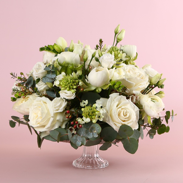 “White Silence” is a refined interior floral composition