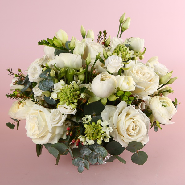 “White Silence” is a refined interior floral composition