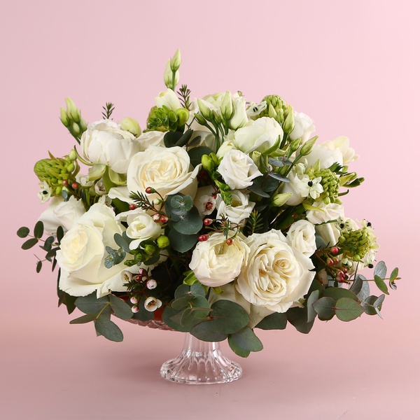 “White Silence” is a refined interior floral composition