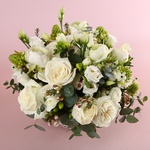 “White Silence” is a refined interior floral composition