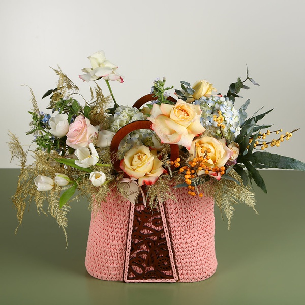 Квіткова композиція "Марракеш" рожева з ілексом  сумці