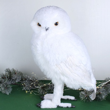 Пухната сніжно біла сова