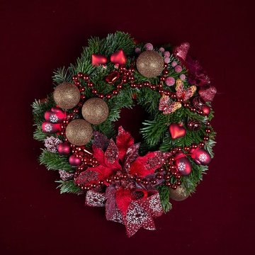 New Year's wreath in red tones