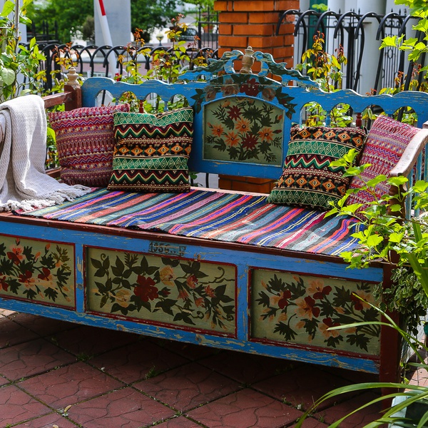 Colorful vintage bambetel (bench)