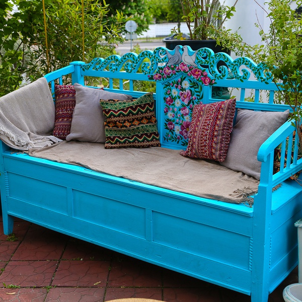 Luxurious blue bambetel with artistic painting (bench)