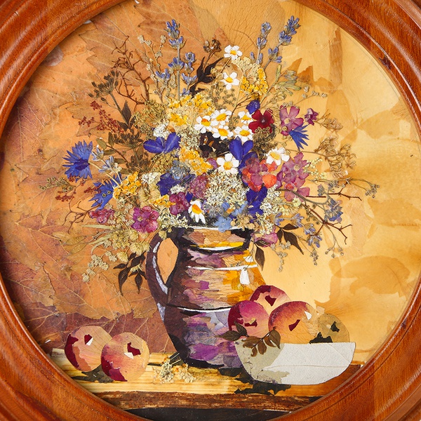Круглая картина в технике ошибана "Полевой букет с фруктами"