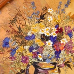 Круглая картина в технике ошибана "Полевой букет с фруктами"