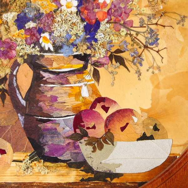 Круглая картина в технике ошибана "Полевой букет с фруктами"