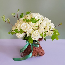 Bouquet of 51 white roses in coconut bark