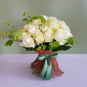 Bouquet of 35 white roses in coconut bark