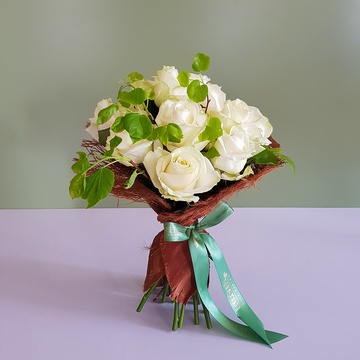 Bouquet of 15 white roses in coconut bark