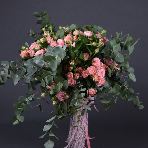 Bouquet of pink roses Madame Bombastic and eucalyptus