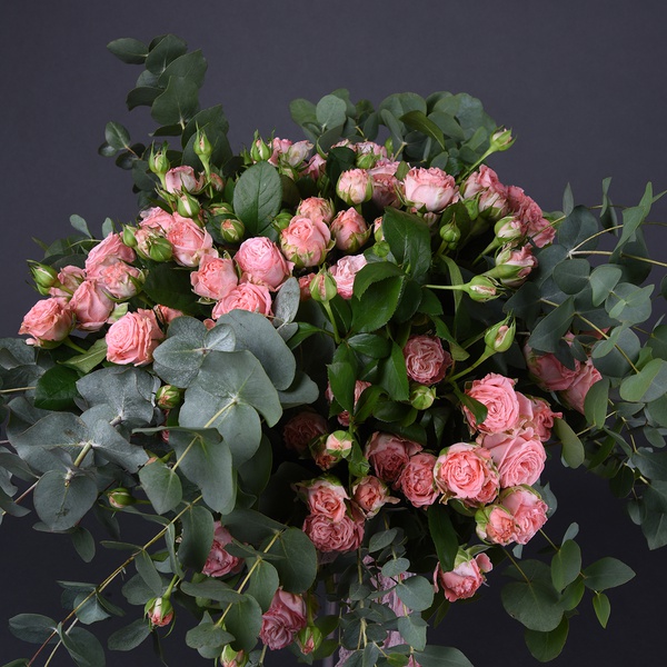 Букет з рожевої троянди Мадам Бомбастік і евкаліпта