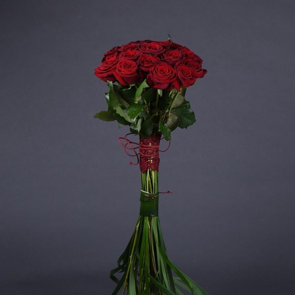 Букет з 25 червоних троянд Гран Прі