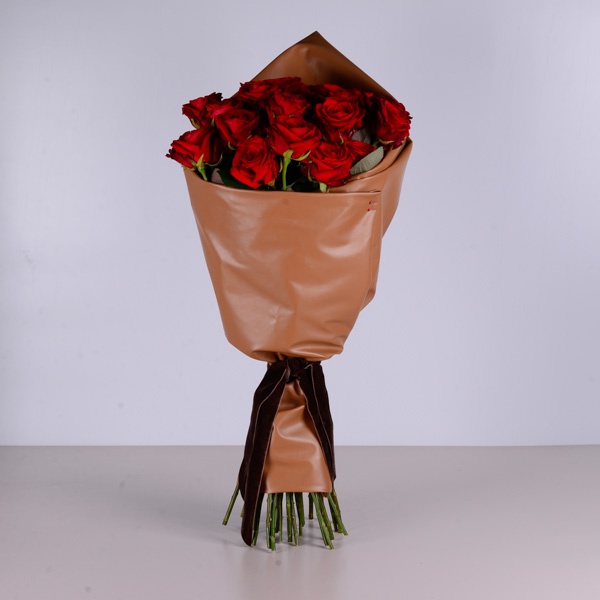 Букет из 25 красных роз Мери Ми в эко коже
