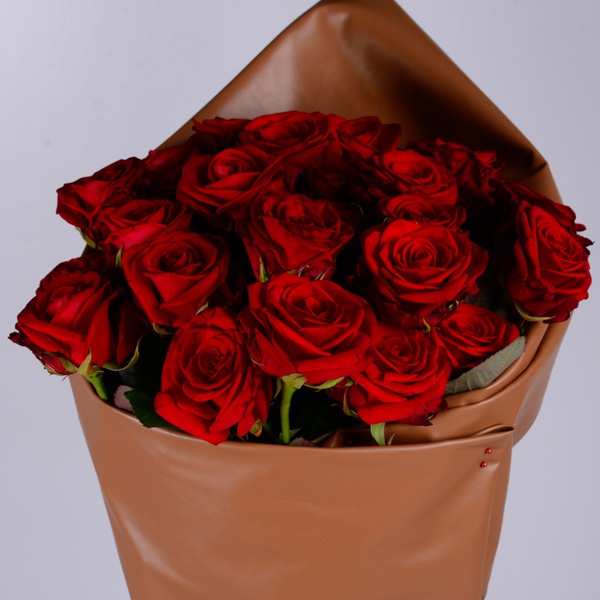 Букет з 25 червоних троянд Мері Мі в еко шкірі
