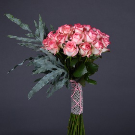 Букет з 25 двокольорових троянд Джумілія