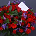 Букет з 101 червоної троянди Ель Торо і клематиса