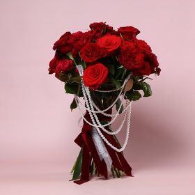 Bouquet of red roses "Pearl Passion"