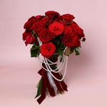 Букет красных роз «Жемчужная страсть»