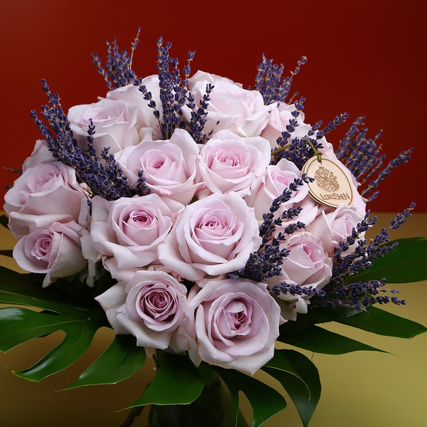 Букет из 35 лиловых роз и лаванды